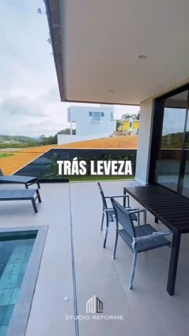 Guarda-corpo de vidro em sacada com vista