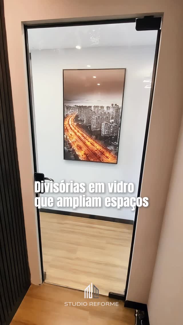 Divisória de vidro que amplia o espaço